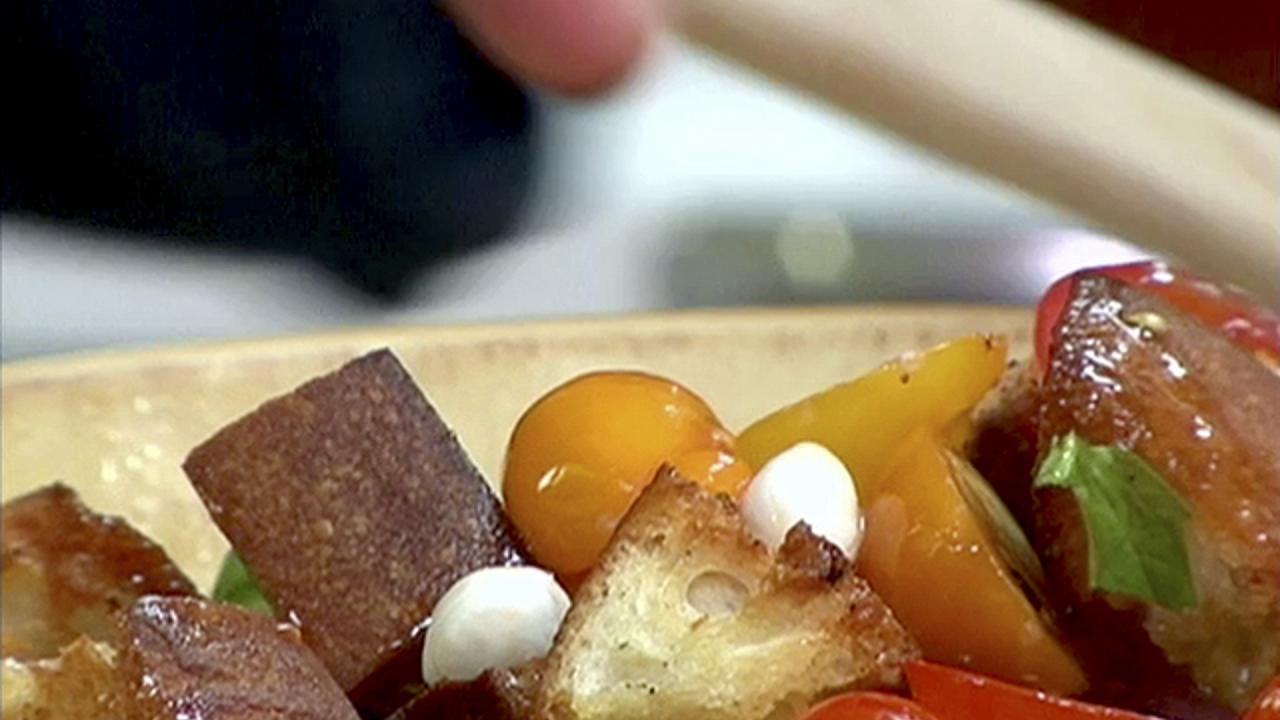 Tomato & Garlic Crouton Salad