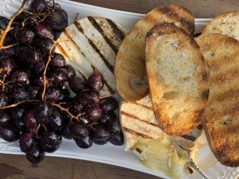 Grilled Brie, Grapes and Bread