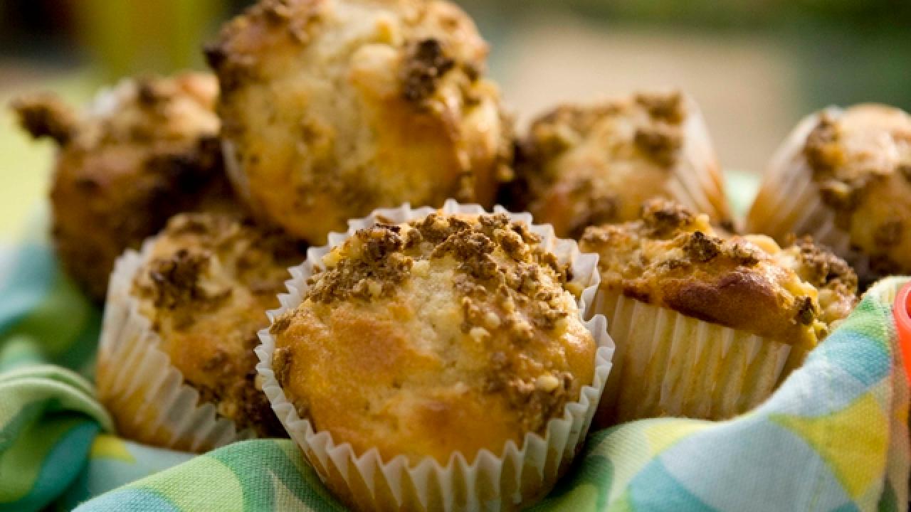Yogurt-Fruit Muffins with Bran Topping