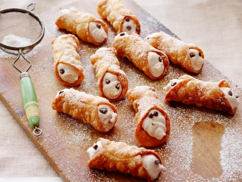 HOMEMADE CANNOLI
Alex Guarnaschelli
Best Thing I Ever Made/That’s Italian
Food Network
Allpurpose
Flour, Granulated Sugar, Kosher Salt, Unsalted Butter, Egg Yolk, Dry White Wine,
Ricotta Cheese, Powdered Sugar, Ground Cinnamon, Allspice, Heavy Cream, Semisweet
Chocolate Chips, Lemon, Canola Oil